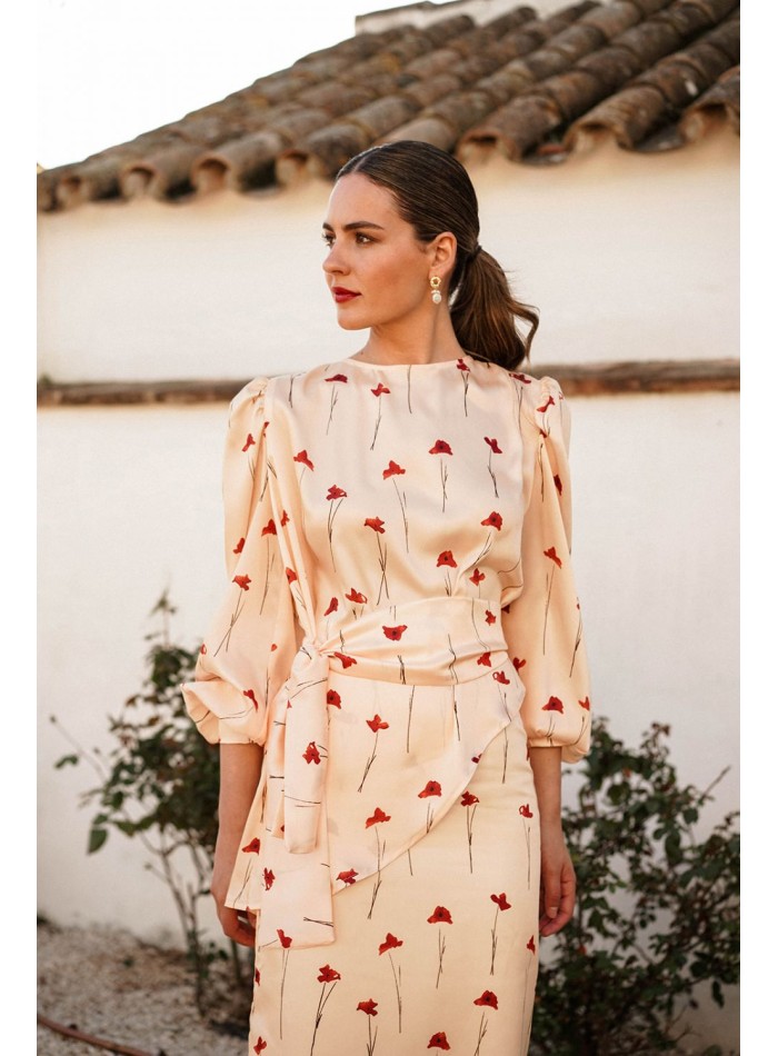 Top estampado asimétrico y lazada en cintura