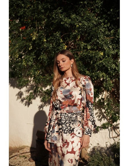Top estampado tipo blusa con bajo asimétrico y lazada para invitadas