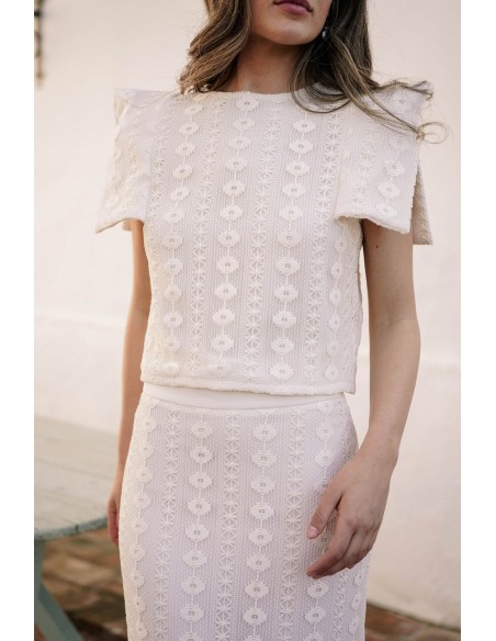 Raw macramé short top with v-neck sleeves