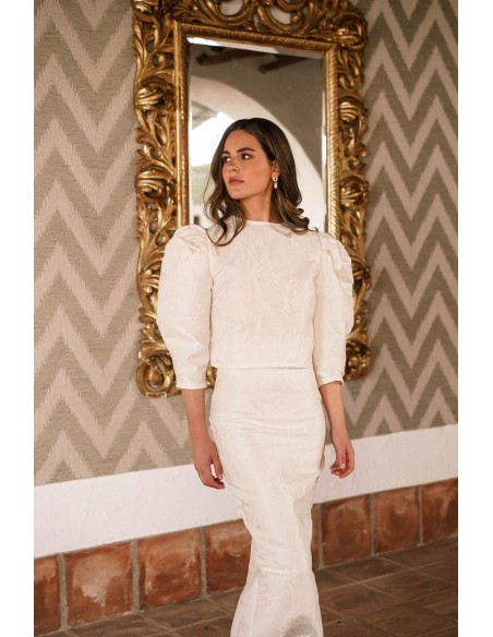 Top brocado color crudo con mangas abullonadas