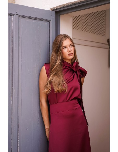 Top asymétrique bordeaux avec laçage sur un côté