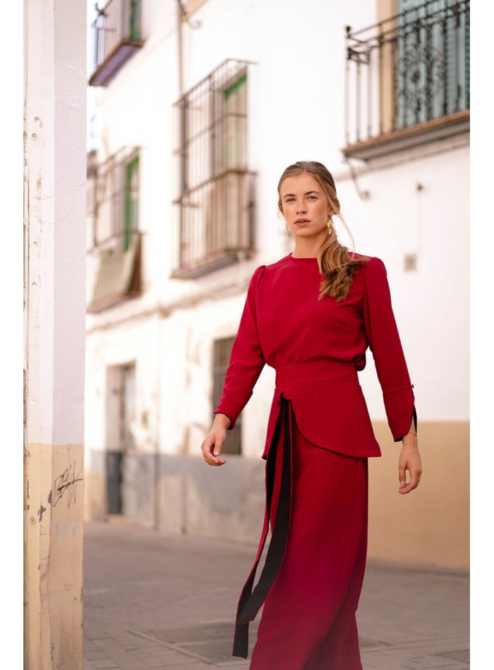 Top rojo oscuro con puños en negro y botón para ocasiones especiales