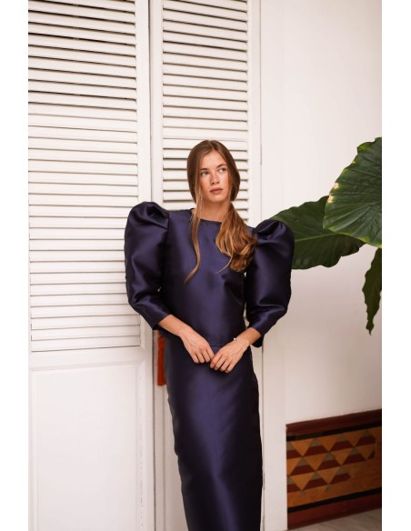 Top de mikado azul marino con mangas abullonadas para invitadas