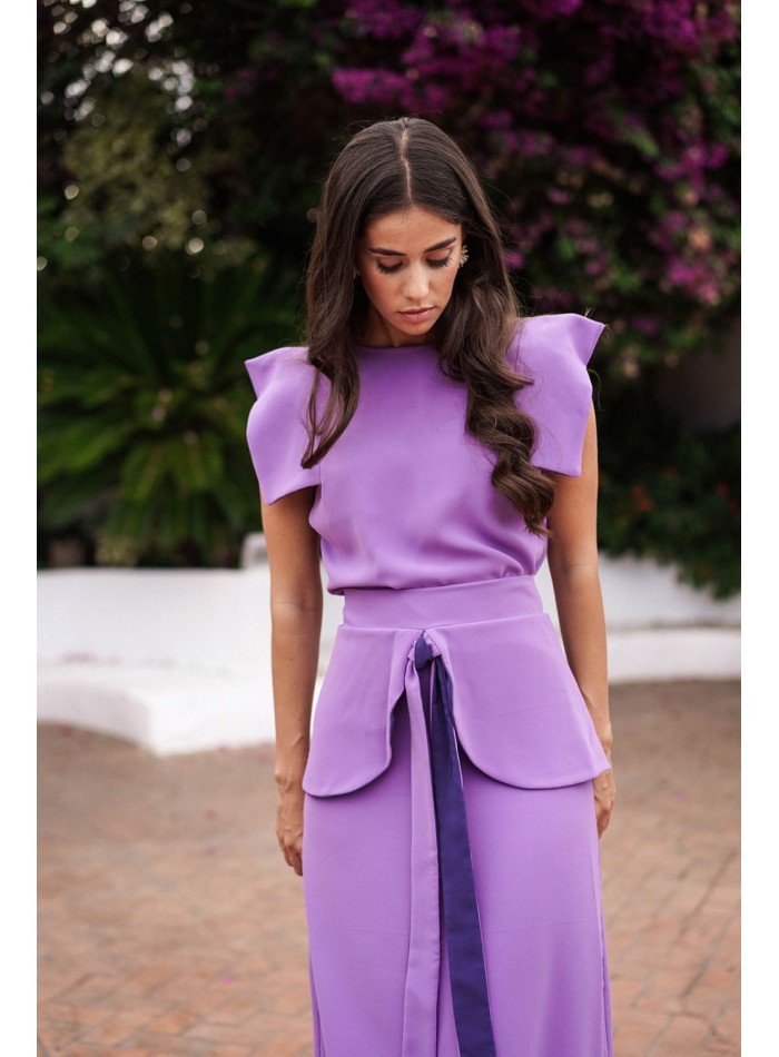 Top malva de manga corta con forro azul para combinar con faldas y pantalones