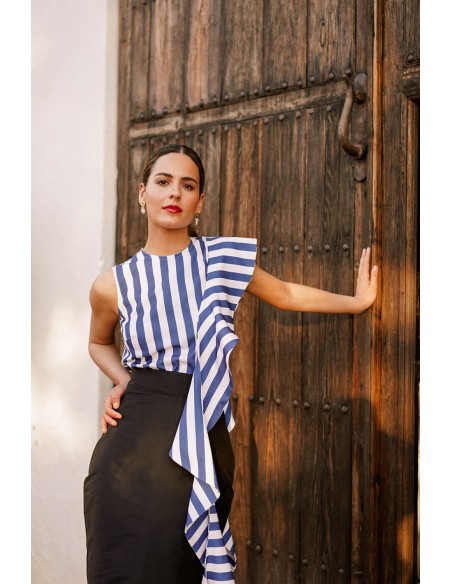 Top de tirantes con volantes y rayas azules para invitadas
