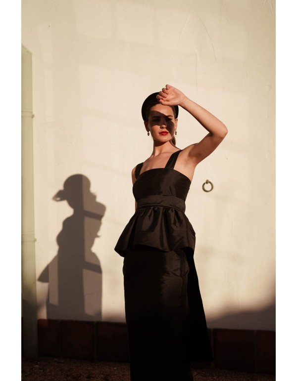 Top de tirante en tafeta negro con volante peplum y maxi fular 2