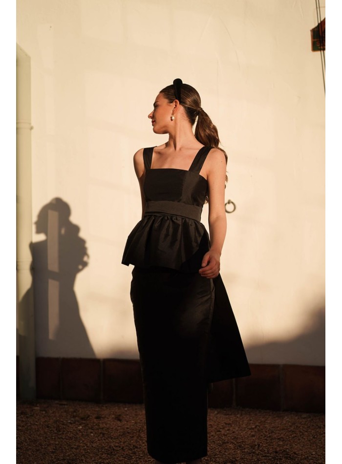 Top de tirante en tafeta negro con volante peplum y maxi fular para eventos