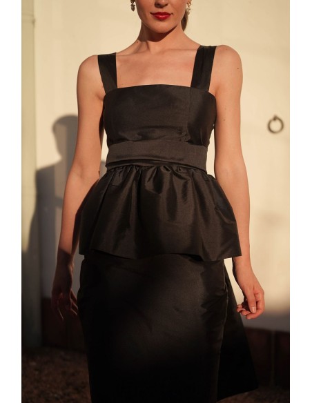 Top de tirante en tafeta negro con volante peplum y maxi fular para invitadas
