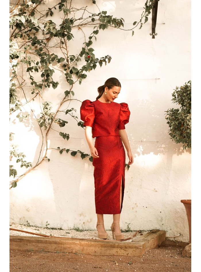 Top de invitada brocado con manga corta abullonada color burdeos