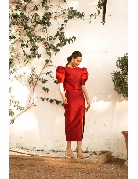 Top de invitada brocado con manga corta abullonada color burdeos