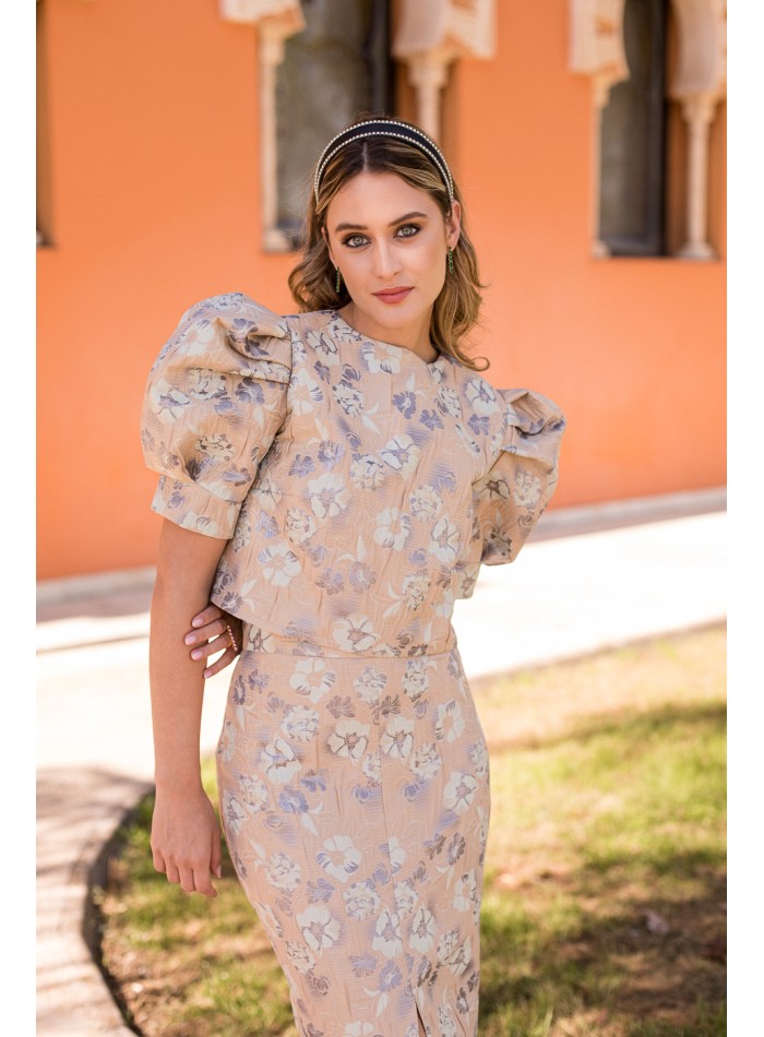 Top brocado de flores con manga corta abullonada para invitadas