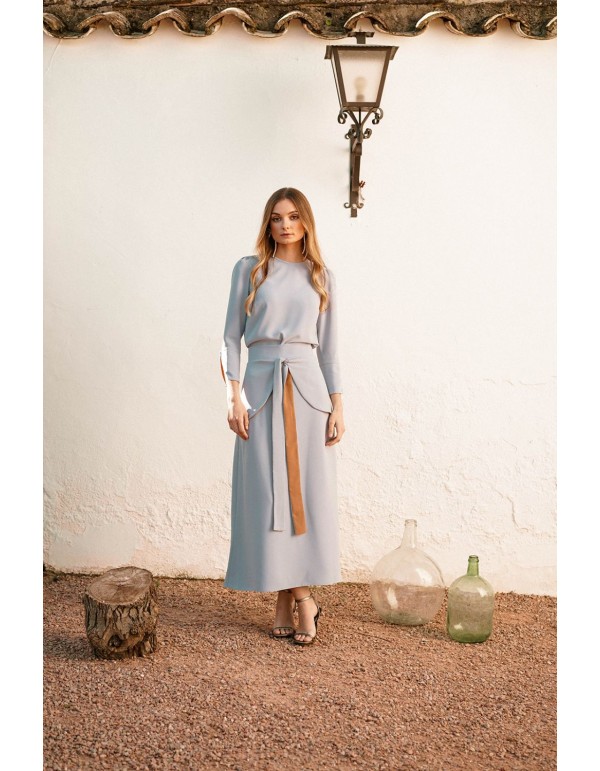 Falda midi evasé con lazada delantera