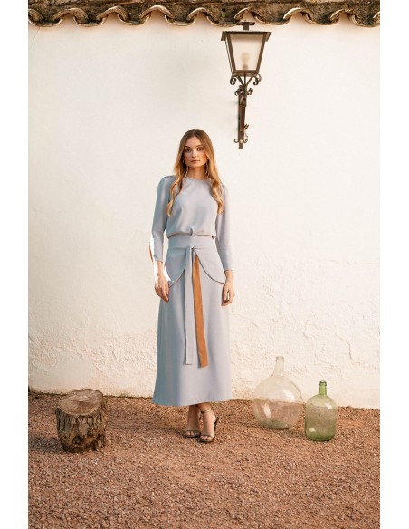 Falda midi evasé con lazada delantera