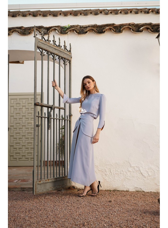 Falda midi evasé con lazada delantera