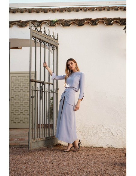 Falda midi evasé con lazada delantera