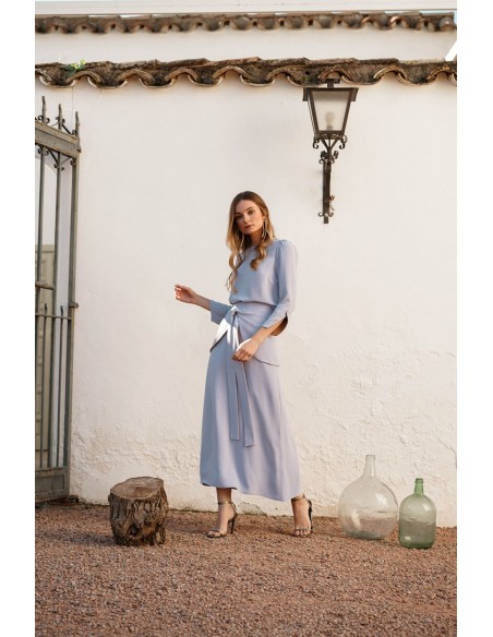 Falda midi evasé con lazada delantera