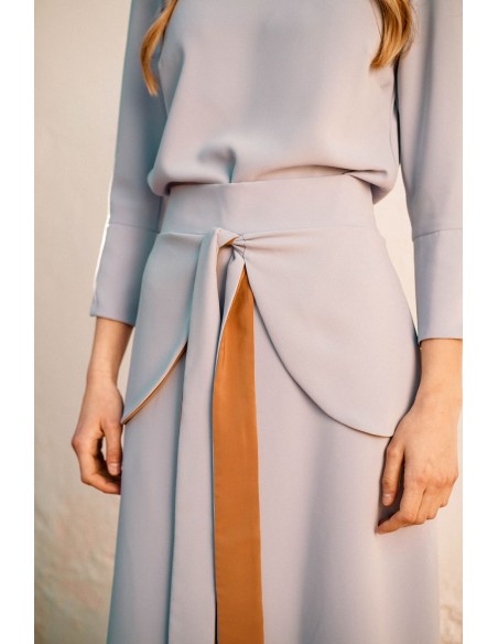 Falda midi evasé con lazada delantera