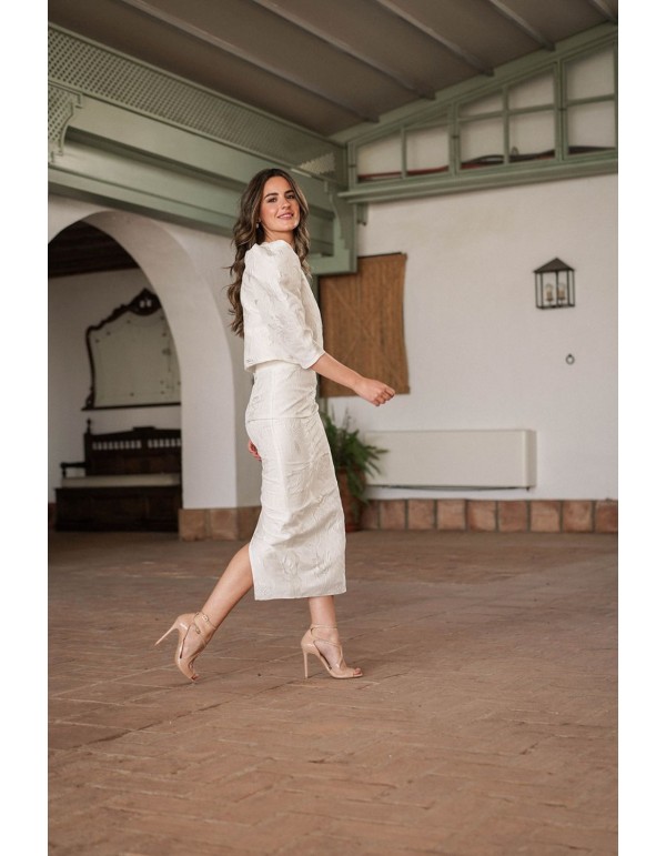 Falda midi brocada en color crudo 2