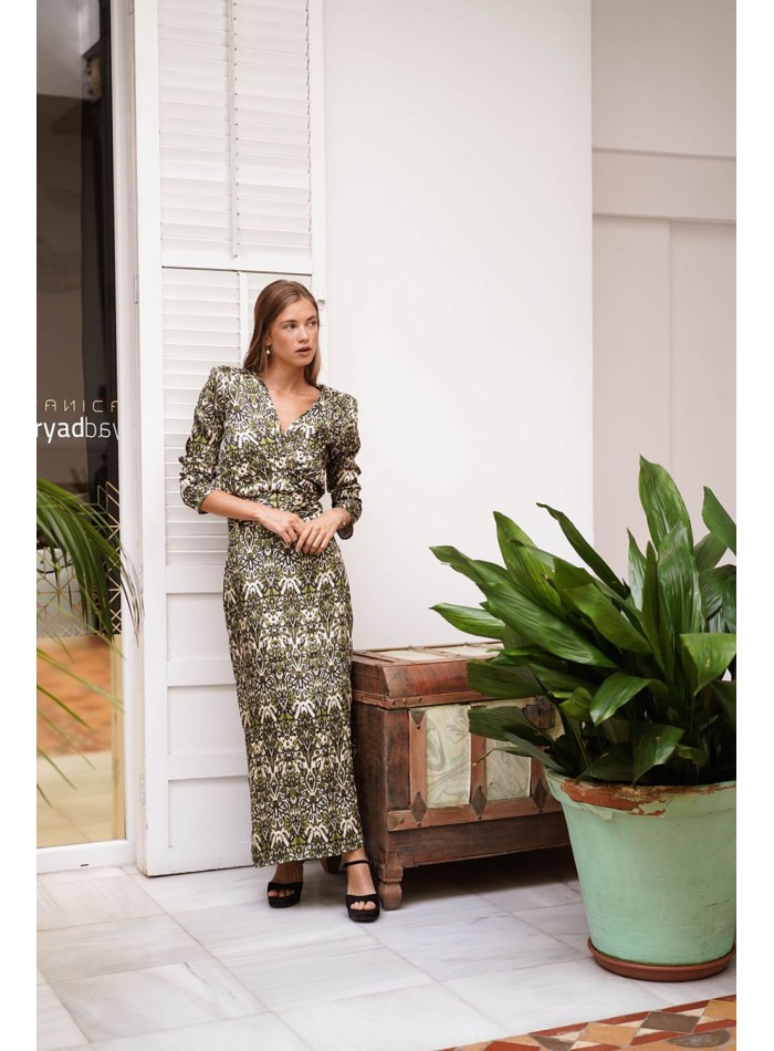 Falda midi evasé estampada en verdes, crudo y negro