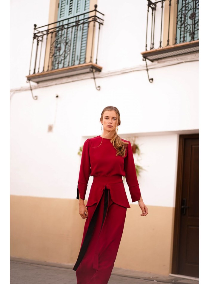Falda midi evasé rojo con volante y lazada para invitada de boda