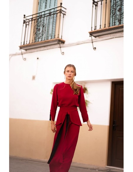 Falda midi evasé rojo con volante y lazada para invitada de boda