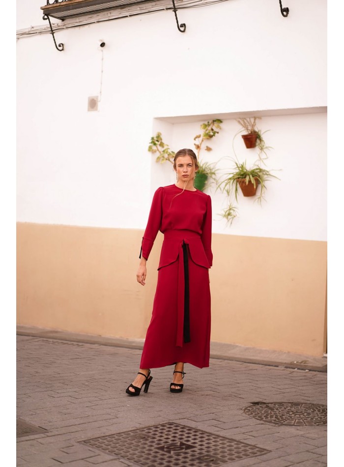 Falda midi evasé rojo con volante y lazada para graduaciones