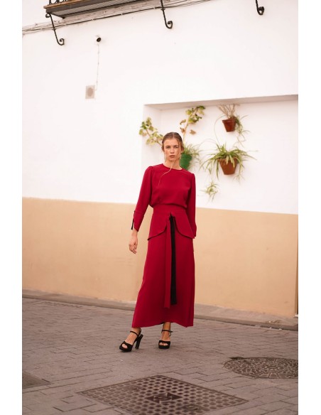 Falda midi evasé rojo con volante y lazada para graduaciones