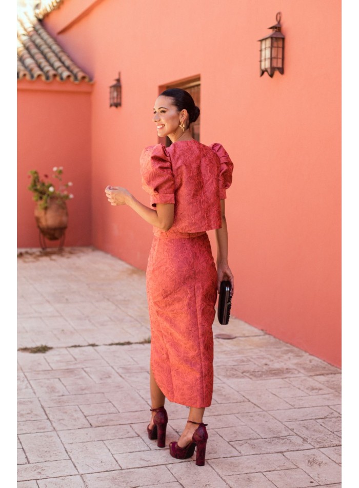 Falda midi coral brocada con abertura lateral