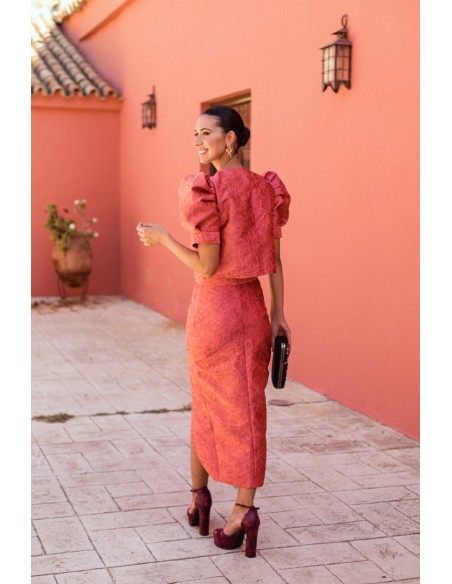 Falda midi coral brocada con abertura lateral