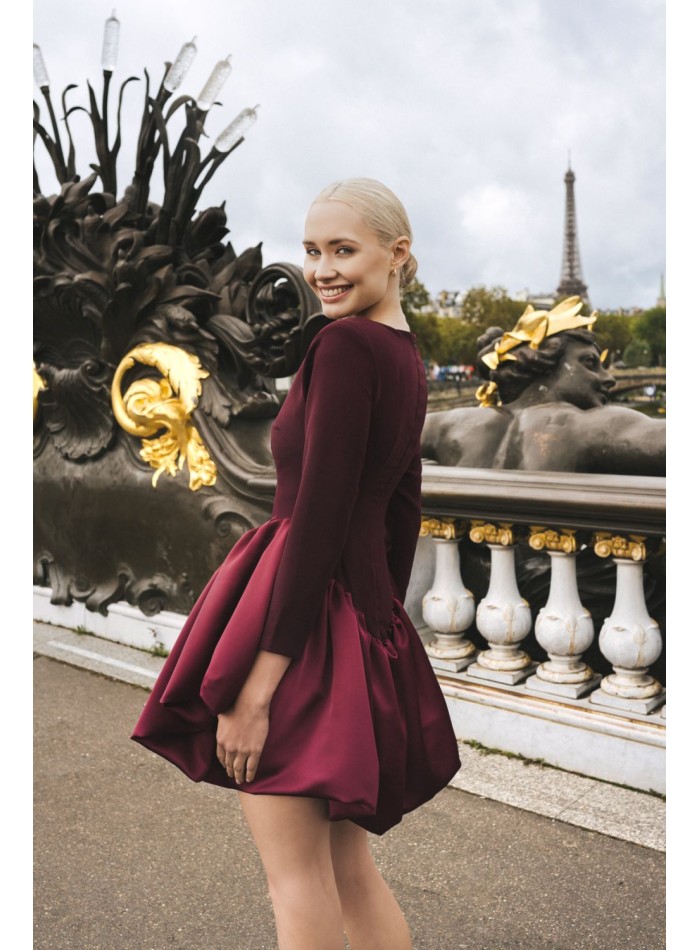 Robe courte bordeaux avec corsage mat et péplum...