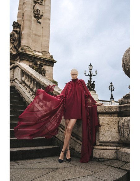 Vestido corto burdeos de gasa con maxi mangas y volantes para eventos