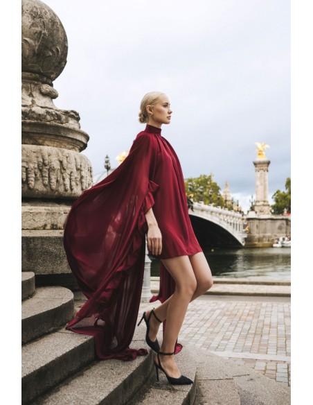 Vestido corto burdeos de gasa con maxi mangas y volantes para invitada