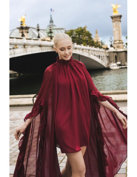 Robe courte en mousseline de soie bordeaux avec manches maxi et volants