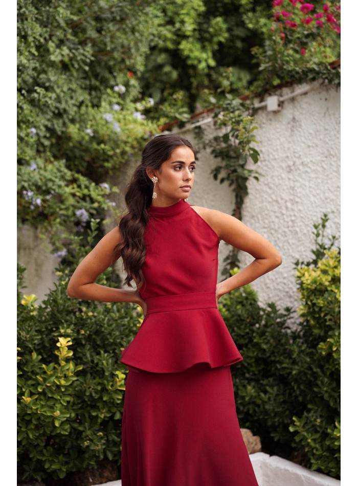 Longue robe d'invité avec ceinture de style péplum