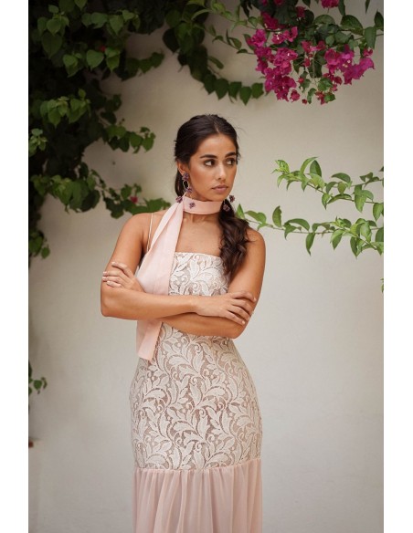 Vestido largo rosa perla de encaje con falda de gasa para invitadas especiales