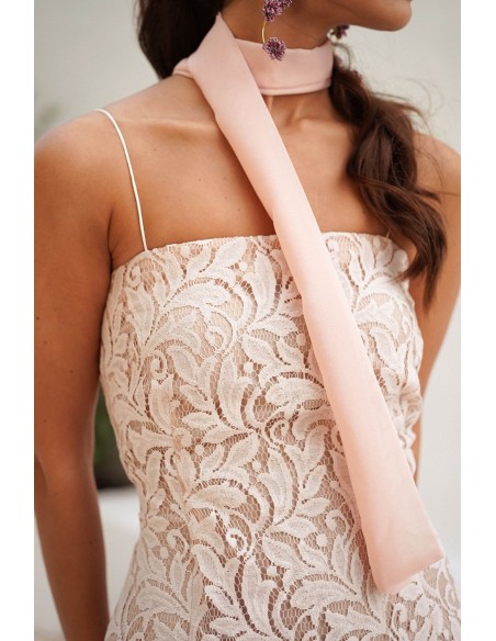 Vestido largo rosa perla de encaje con falda de gasa para invitadas