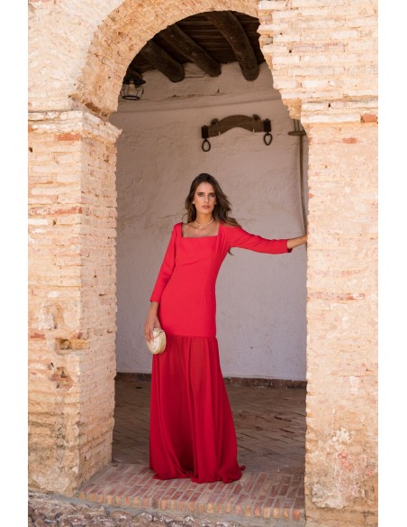 Longue robe rouge avec jupe en mousseline et corsage en crêpe