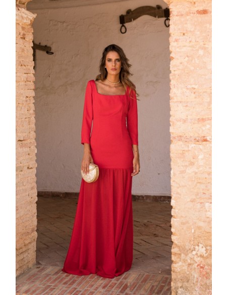 Longue robe rouge avec jupe en mousseline et corsage en crêpe