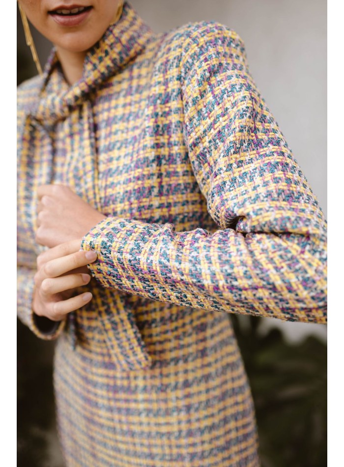 Vestido midi de tweed multicolor con lazada y volante para bodas de invierno