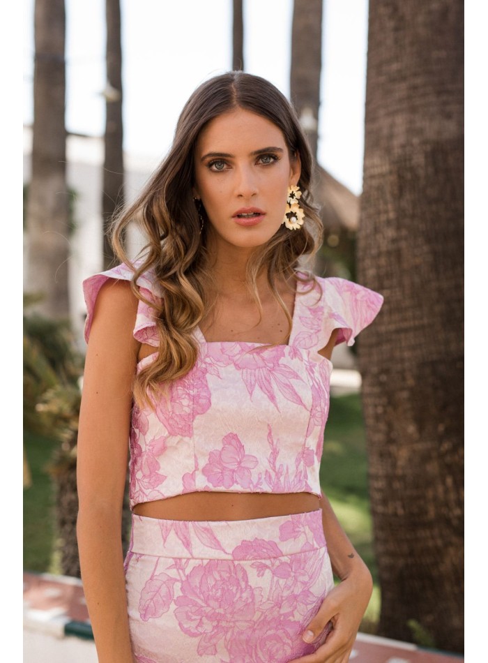 Top brocado rosa estampado con volantes para invitadas