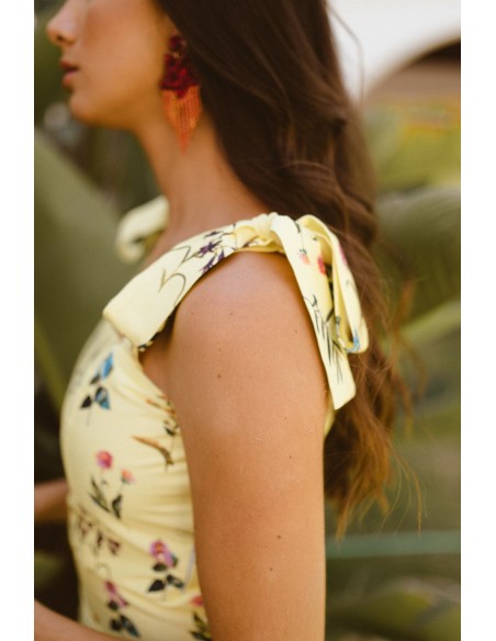 Top amarillo con estampado floral y lazadas para bautizos