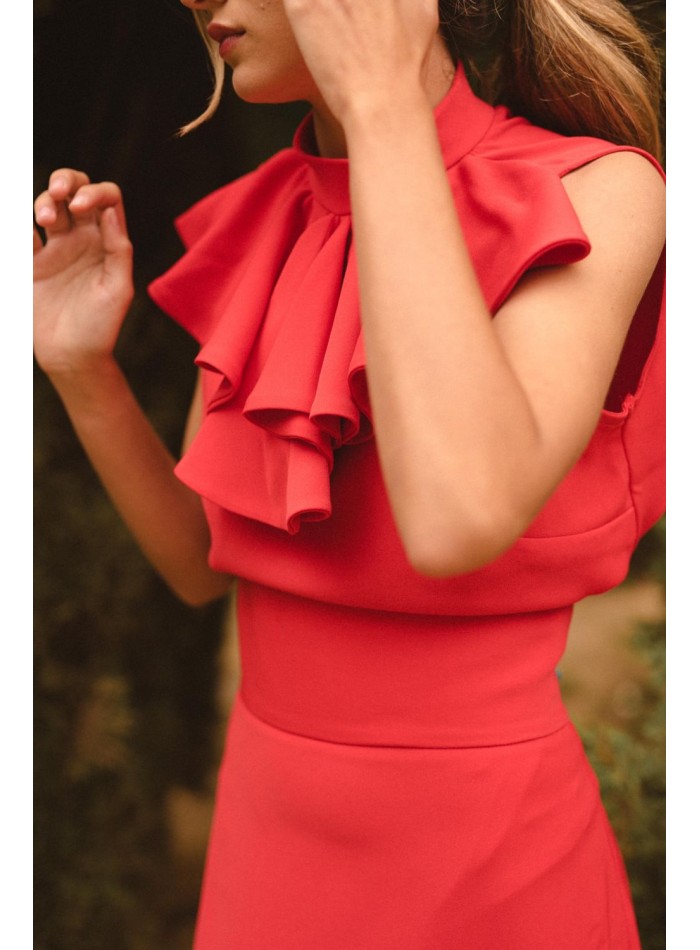 Top rojo sin manga con cuello con volantes