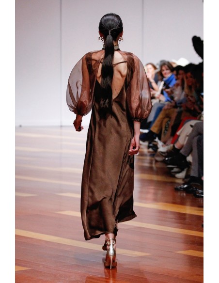 Mangas de organza marrón chocolate para invitada perfecta