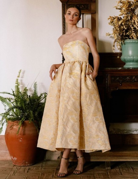 Vestido midi amarillo palabra de honor con bolsillos