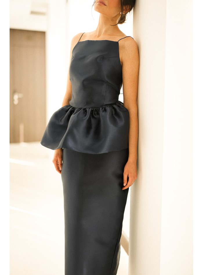 Top peplum azul marino con tirantes