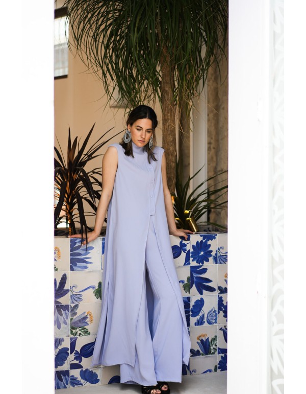 Blusa larga lavanda con abertura y cuello alto 2