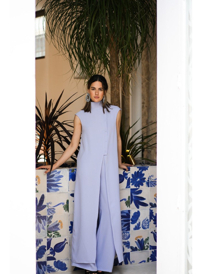 Blusa larga lavanda con abertura y cuello alto para invitadas