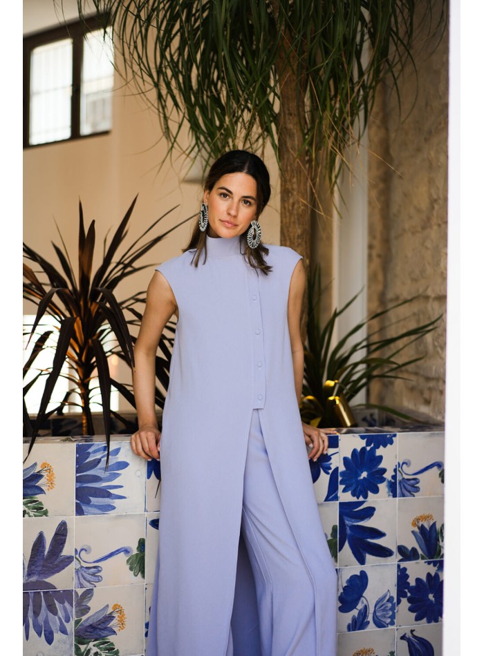 Blusa larga lavanda con abertura y cuello alto para graduciones