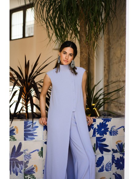 Blusa larga lavanda con abertura y cuello alto para graduciones