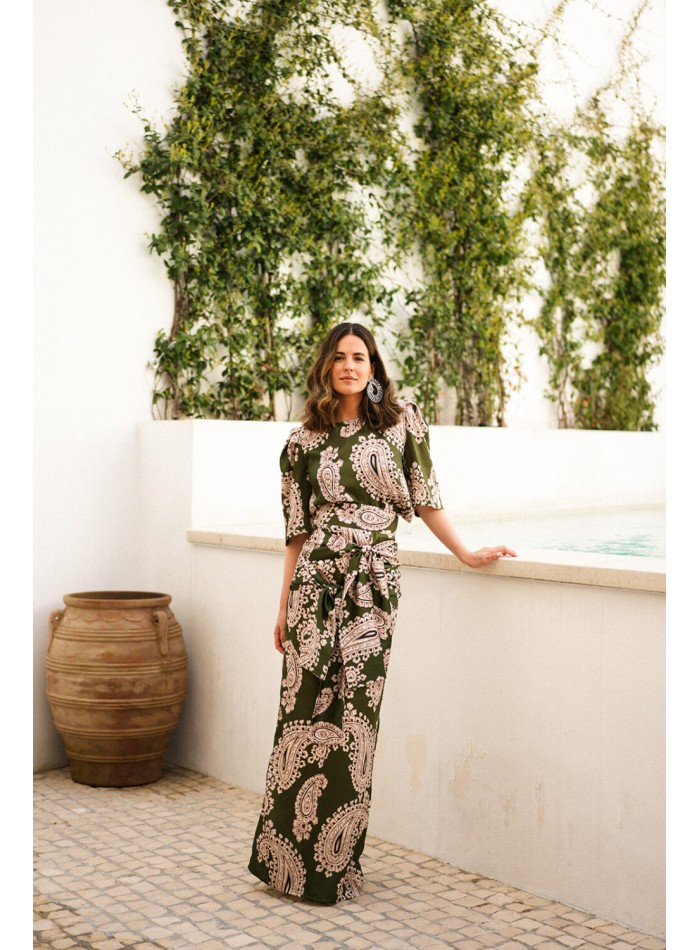 Top manga corta con estampado verde étnico para invitada de boda